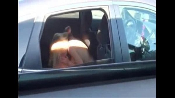 Sexo dentro de carro com loira safada