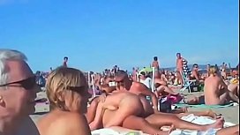 cexo em praia de nudismo cheia de gente