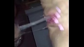 Novinha tendo um orgasmo e mijando na rola