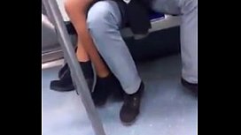 Safado passando a mao na novinha dentro do metro