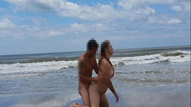 Filme de sexo na praia com loira liberando a buceta na praia