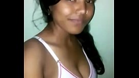 Moreninha mostrando a buceta cabeludo