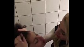 Sexo violento lesbico no banheiro da bala