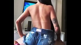 Mirella rebolando de shorts curto na web cam