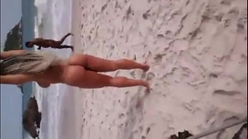 Mulher melão na Praia totalmente nua