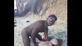 Albina sexo gostoso na praia com um negão dotado