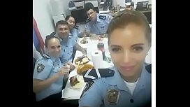 Policial feminina fudendo com colega