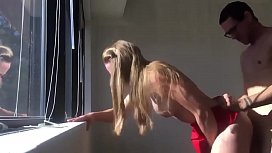 Video de sexo com loira peituda com o vizinho