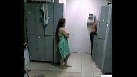 Colegas fazendo sexo no vestiário do trabalho