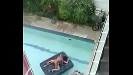 casal transando na piscina