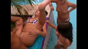 Sexo na piscina do bbb com varias putinhas