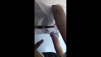 Video porno estudante gata mamando no banheiro