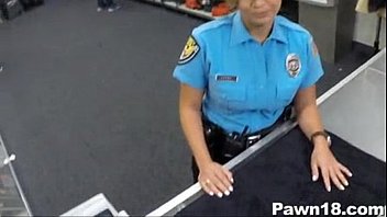 Sexo policial nos fundos de uma loja