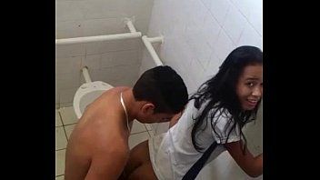 Menina fazendo sexo na escola escondida no banheiro com o namorado