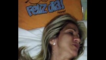 Brasileiras maduras deitadas na cama fodendo gostoso