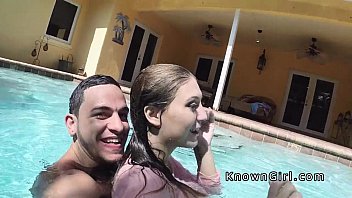 Jovem putinha em video de sexo na piscina
