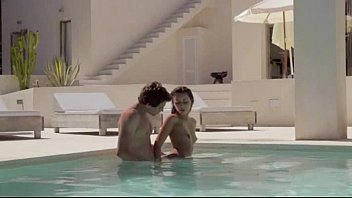 Porno com casal fazendo sexo na piscina