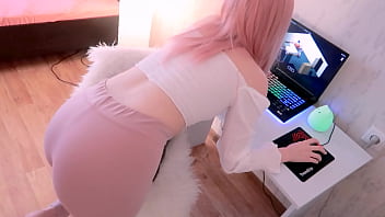 Vídeo porno jogando video game com puta dando seu rabo