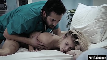 Loirinha gostosa em vídeo porno com medico